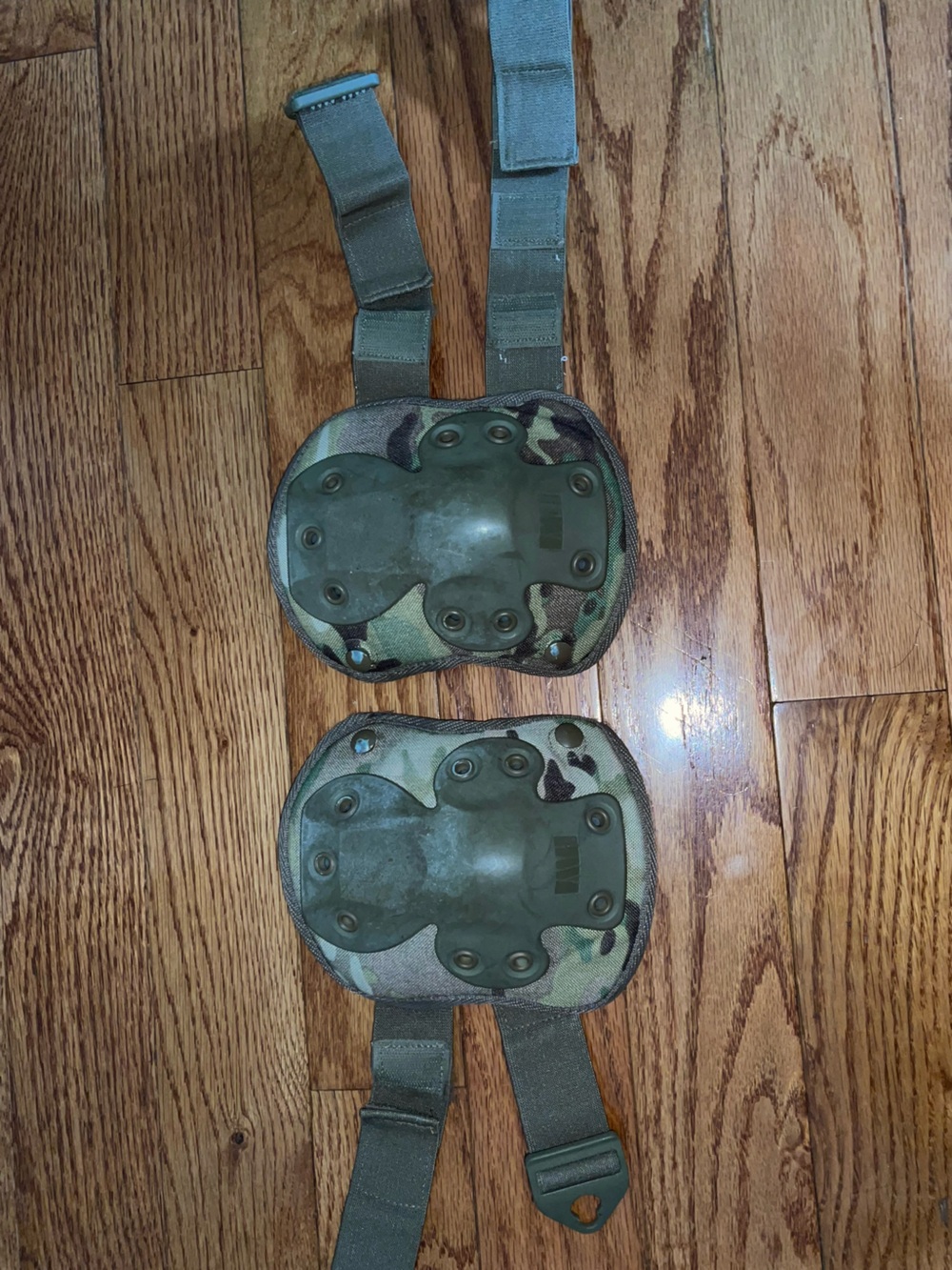 Tactical Olive Green Camouflage Knee Pads - Durable Protective Gear